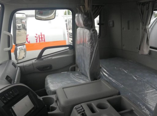 東風(fēng)天龍前四后八油罐車(chē)內飾圖片 東風(fēng)天龍前四后八油罐車(chē)內飾圖片