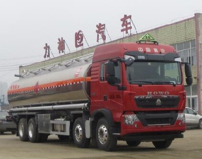 22噸國六重汽豪沃前四后八油罐車(chē)圖片 22噸國六重汽豪沃前四后八油罐車(chē)圖片