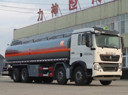 22噸國六重汽豪沃前四后八油罐車(chē)圖片 22噸國六重汽豪沃前四后八油罐車(chē)圖片