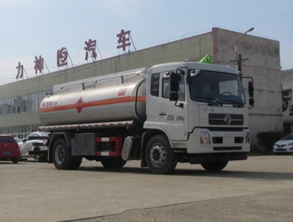 國六東風(fēng)天錦鋁合金油罐車(chē)圖片 國六東風(fēng)天錦鋁合金油罐車(chē)圖片