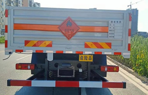 東風(fēng)天錦小三軸(6x2)氣瓶運輸車(chē) 東風(fēng)天錦小三軸(6x2)氣瓶運輸車(chē)