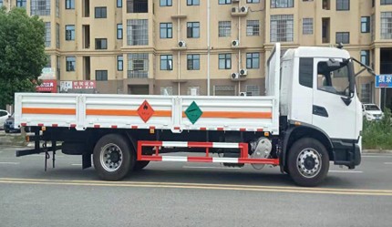 東風(fēng)天錦VR(4x2)氣瓶運輸車(chē) 東風(fēng)天錦VR(4x2)氣瓶運輸車(chē)