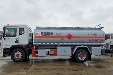 國六12噸東風(fēng)多利卡D9油罐車(chē)多方位圖片 國六12噸東風(fēng)多利卡D9油罐車(chē)多方位圖片