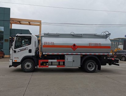 國六解放8噸油罐車(chē)多方位圖片 國六解放8噸油罐車(chē)多方位圖片