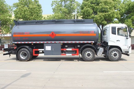 國六東風(fēng)天錦小三軸甲醇乙醇罐式運輸車(chē)圖片 國六東風(fēng)天錦小三軸甲醇乙醇罐式運輸車(chē)圖片