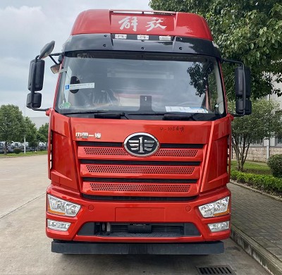 國六解放前四后八31.1方鋁合金油罐車(chē)圖片 國六解放前四后八31.1方鋁合金油罐車(chē)圖片