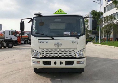 一汽青島解放J6F-6噸飛機加油車(chē)圖片 一汽青島解放J6F-6噸飛機加油車(chē)圖片