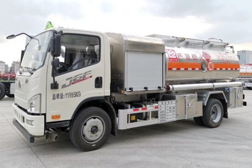 一汽青島解放J6F-6噸飛機加油車(chē)圖片 一汽青島解放J6F-6噸飛機加油車(chē)圖片