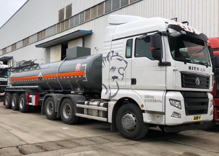 力神醒獅牌17.4方SLS9409GFWB型腐蝕性物品罐式運輸半掛車(chē) 力神醒獅牌17.4方SLS9409GFWB型腐蝕性物品罐式運輸半掛車(chē)