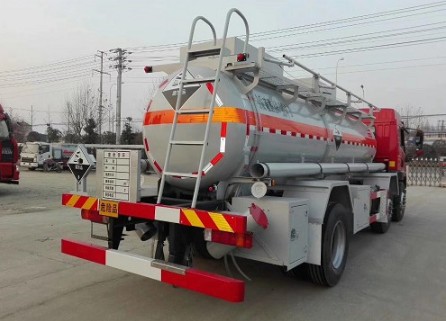 解放龍V小三軸前四后四SLS5253GFWC5V型腐蝕性物品罐式運輸車(chē)后尾部圖片 解放龍V小三軸前四后四SLS5253GFWC5V型腐蝕性物品罐式運輸車(chē)后尾部圖片