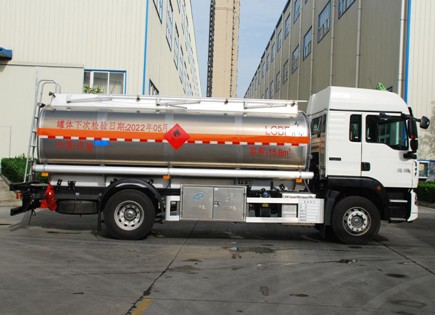 國六重汽豪沃15.8方鋁合金運油車(chē) 國六重汽豪沃15.8方鋁合金運油車(chē)
