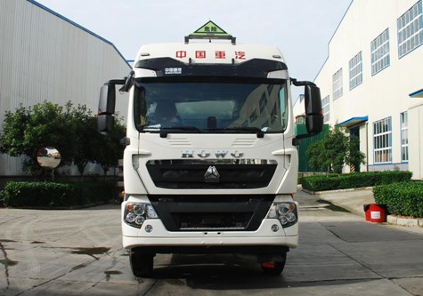 國六重汽豪沃15.8方鋁合金運油車(chē) 國六重汽豪沃15.8方鋁合金運油車(chē)