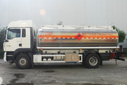 國六重汽豪沃15.8方鋁合金運油車(chē) 國六重汽豪沃15.8方鋁合金運油車(chē)