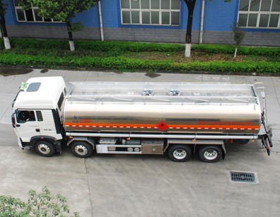 國六重汽豪沃30.6方鋁合金運油車(chē) 國六重汽豪沃30.6方鋁合金運油車(chē)