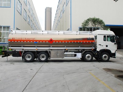 國六重汽豪沃30.6方鋁合金運油車(chē) 國六重汽豪沃30.6方鋁合金運油車(chē)