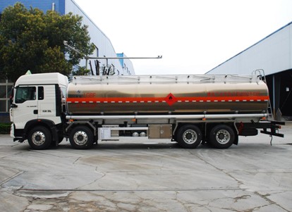 國六重汽豪沃30.6方鋁合金運油車(chē) 國六重汽豪沃30.6方鋁合金運油車(chē)