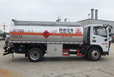 國六東風(fēng)福瑞卡8.6方運油車(chē) 國六東風(fēng)福瑞卡8.6方運油車(chē)