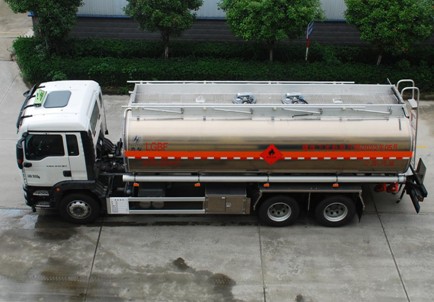 國六重汽汕德卡23.6方鋁合金運油車(chē) 國六重汽汕德卡23.6方鋁合金運油車(chē)