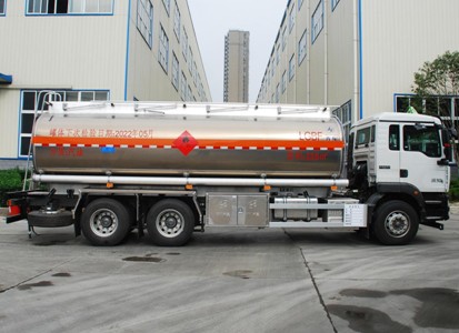 國六重汽汕德卡23.6方鋁合金運油車(chē) 國六重汽汕德卡23.6方鋁合金運油車(chē)