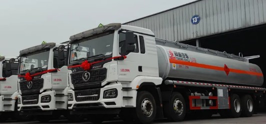 國六陜汽德龍M3000S前四后八油罐車(chē)批量發(fā)車(chē)圖片 國六陜汽德龍M3000S前四后八油罐車(chē)批量發(fā)車(chē)圖片