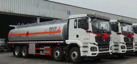 國六陜汽德龍M3000S前四后八油罐車(chē)批量發(fā)車(chē)圖片 國六陜汽德龍M3000S前四后八油罐車(chē)批量發(fā)車(chē)圖片