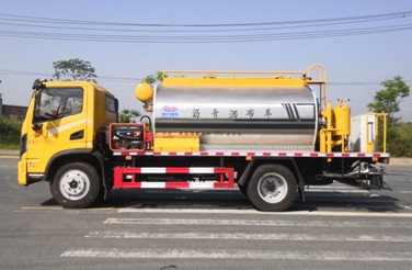 6.3立方東風(fēng)華神T3標準型瀝青灑布車(chē) 6.3立方東風(fēng)華神T3標準型瀝青灑布車(chē)