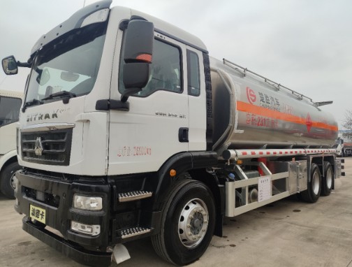 重汽汕德卡后雙橋/后八輪油罐車(chē)_楚勝牌CSC5268GYYLZK6型鋁合金運油車(chē) 重汽汕德卡后雙橋/后八輪油罐車(chē)_楚勝牌CSC5268GYYLZK6型鋁合金運油車(chē)