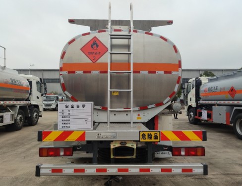 重汽汕德卡后雙橋/后八輪油罐車(chē)_楚勝牌CSC5268GYYLZK6型鋁合金運油車(chē) 重汽汕德卡后雙橋/后八輪油罐車(chē)_楚勝牌CSC5268GYYLZK6型鋁合金運油車(chē)
