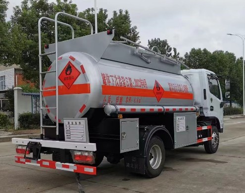 東風(fēng)小多利卡4.6方易燃液體罐式運輸車(chē)_潤知星牌SCS5070GRYEQ6型易燃液體罐式運輸車(chē) 東風(fēng)小多利卡4.6方易燃液體罐式運輸車(chē)_潤知星牌SCS5070GRYEQ6型易燃液體罐式運輸車(chē)