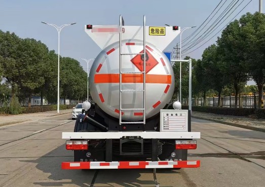 東風(fēng)大多利卡8.1方易燃液體罐式運輸車(chē)_潤知星牌SCS5120GRYEQ6型易燃液體罐式運輸車(chē) 東風(fēng)大多利卡8.1方易燃液體罐式運輸車(chē)_潤知星牌SCS5120GRYEQ6型易燃液體罐式運輸車(chē)